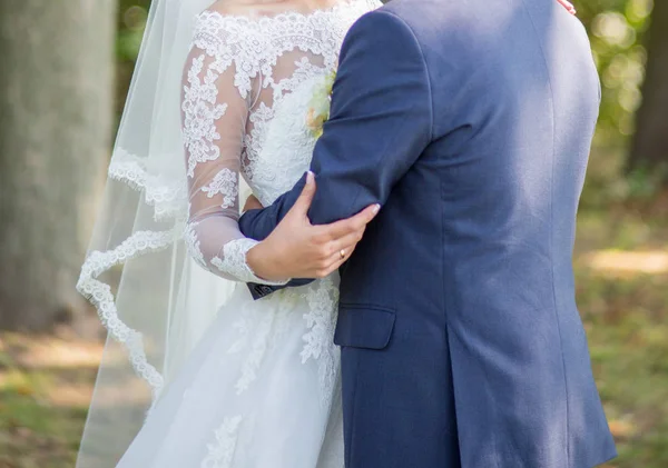 Brilho com a noiva juntos no parque — Fotografia de Stock