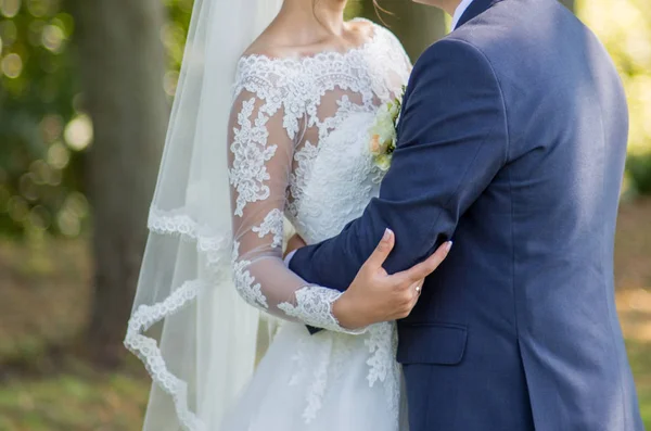 Groom avec la mariée ensemble dans le parc — Photo