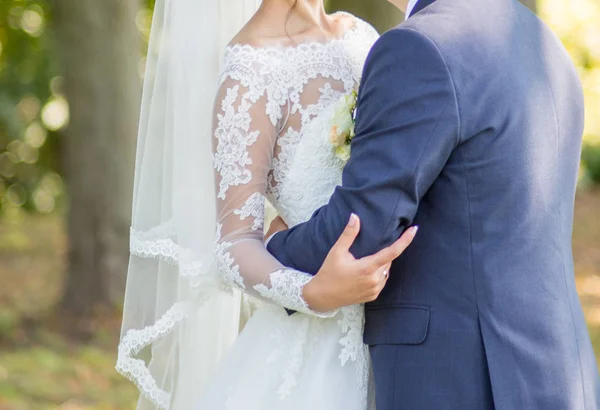 Groom with the bride together in the park — Stock Photo, Image