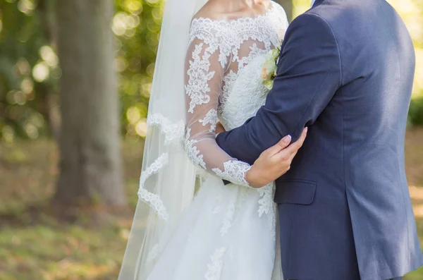 Brudgummen med bruden tillsammans i parken — Stockfoto