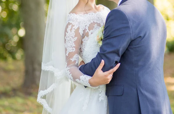 Ženich s nevěstou pohromadě v parku — Stock fotografie