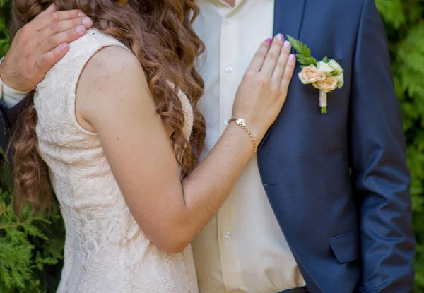 The girl with the guy is in an embrace — Stock Photo, Image