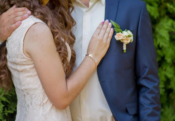 The girl with the guy is in an embrace — Stock Photo, Image