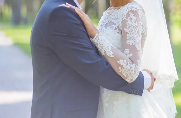 Braut umarmt Bräutigam — Stockfoto