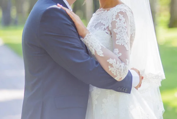 Braut umarmt Bräutigam — Stockfoto