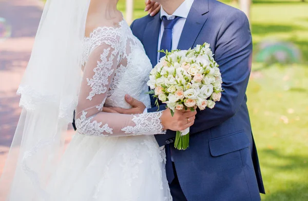 Novia y novio de pie en el parque — Foto de Stock