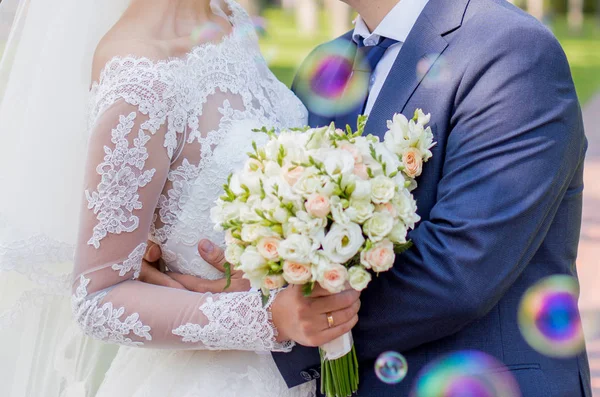 Sposa e sposo in piedi nel parco — Foto Stock