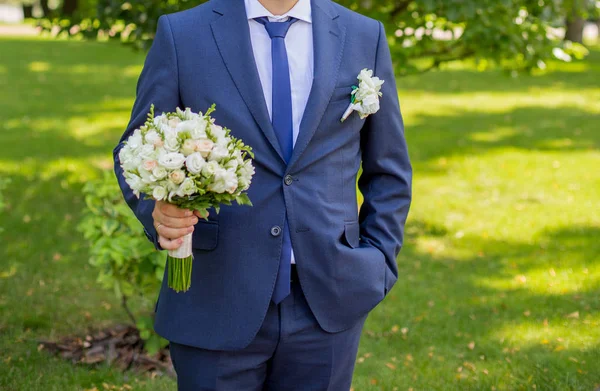 Groom with wedding bouquet — Stock Photo, Image