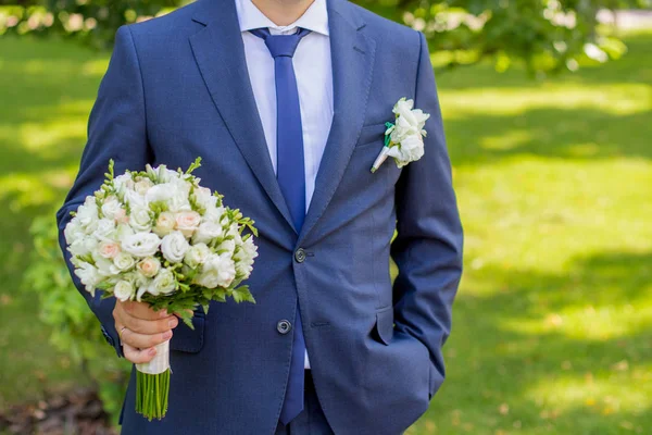 Groom with wedding bouquet — Stock Photo, Image