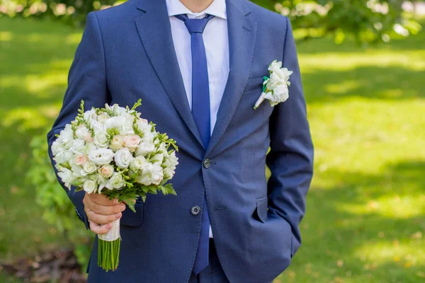 Groom with wedding bouquet — Stock Photo, Image