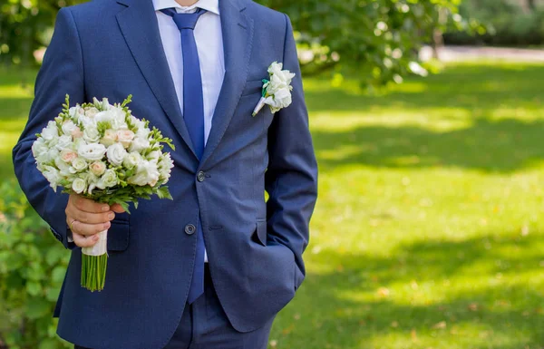 Groom with wedding bouquet — Stock Photo, Image