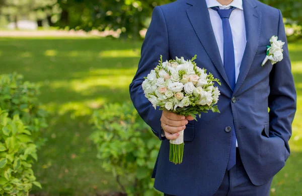 Groom with wedding bouquet — Stock Photo, Image