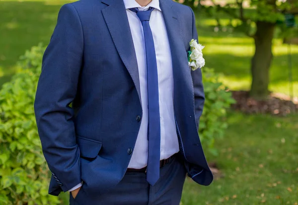Le marié en costume bleu — Photo