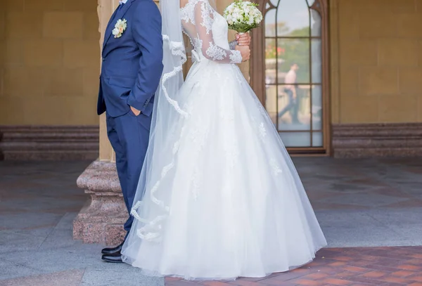 La novia y el novio están juntos — Foto de Stock