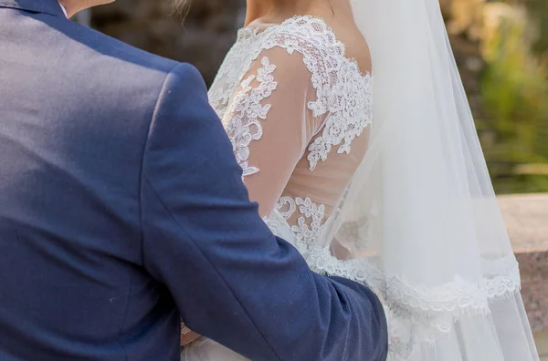Brudgummen kramar bruden — Stockfoto