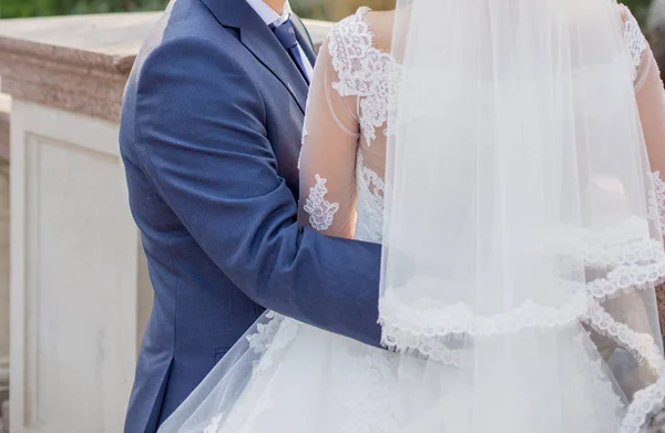 Brudgummen kramar bruden — Stockfoto