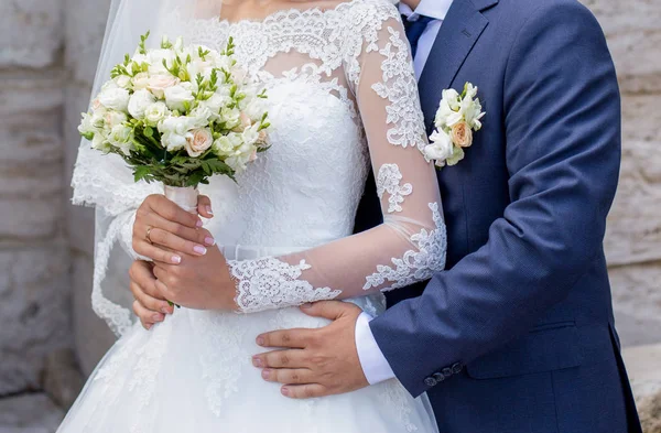 新郎抱新娘跟新娘的花束 — 图库照片