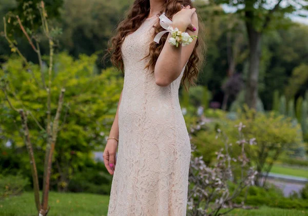 Girl in a dress in the park — Stock Photo, Image