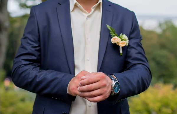 Guy in a suit outdoors — Stock Photo, Image