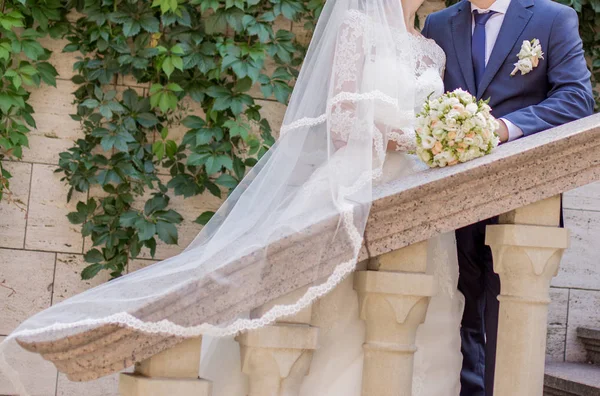 Uzun bir örtü ile gelinle damat