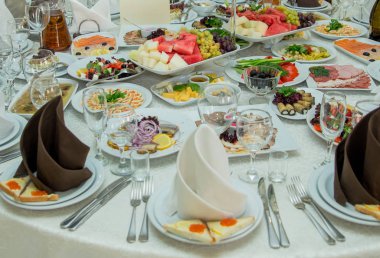 Restoran gıda plakaları ve atıştırmalıklar ile tablo