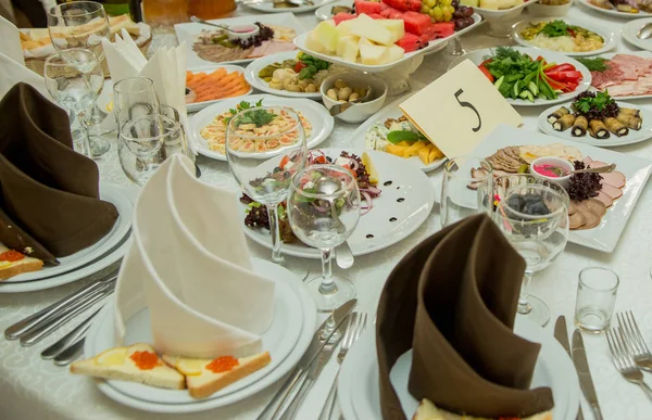 Feestzaal tafel in het restaurant — Stockfoto