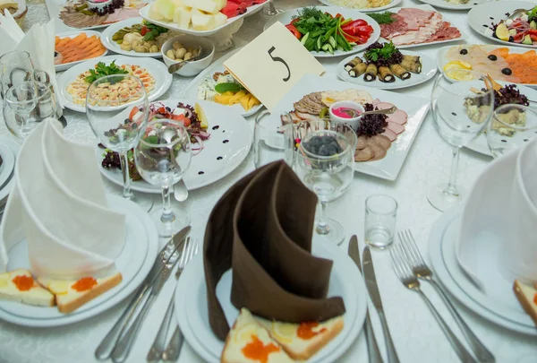 Stůl v restauraci s jídlem na desky a občerstvení — Stock fotografie