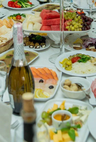Tavolo in ristorante con cibo su piatti e snack — Foto Stock