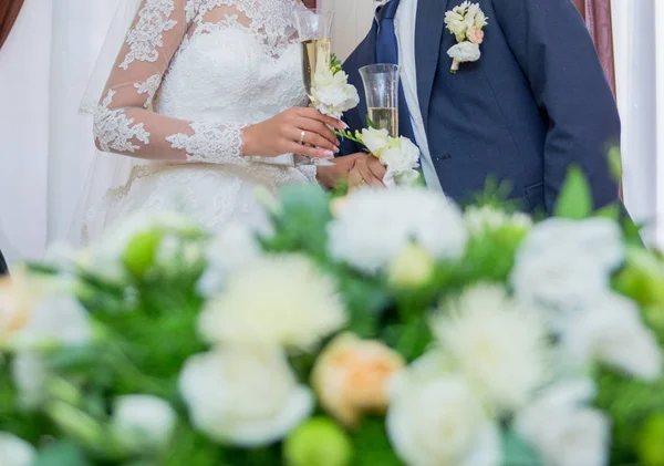 The bride and groom are holding champagne glasses — Stock Photo, Image