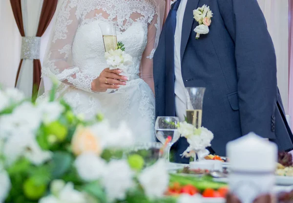 A noiva e o noivo têm taças de champanhe. — Fotografia de Stock
