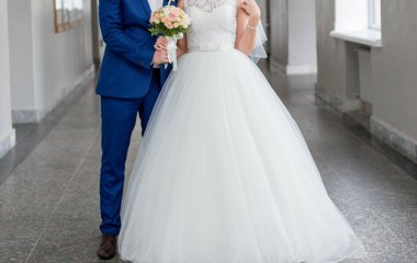 Gelinle birlikte buket ile damat