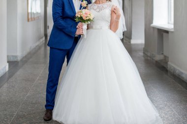 Gelinle birlikte buket ile damat