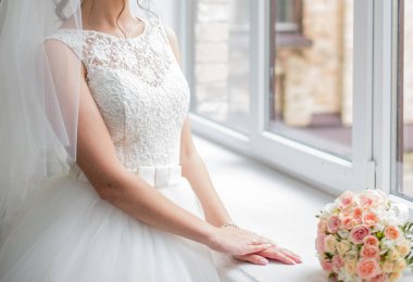 Gelin pencerenin duruyor