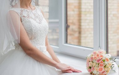 Gelin pencerenin duruyor