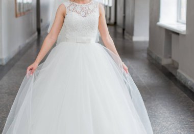 Beyaz elbisesi içinde gelin