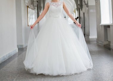 Beyaz elbisesi içinde gelin