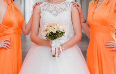 Gelinle Turuncu Kız Giydir