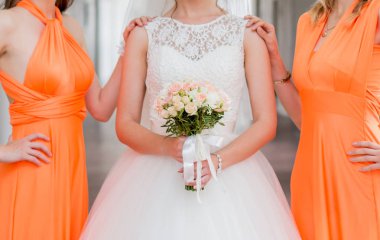 Gelinle Turuncu Kız Giydir