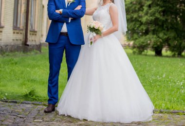 Gelin ve damat birlikte parkta stand