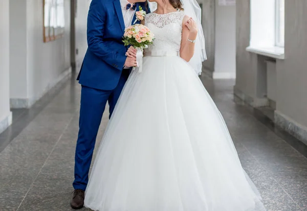 Nevěsta a ženich stojí společně kytice — Stock fotografie