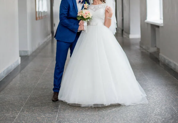 Braut und Bräutigam stehen zusammen mit dem Strauß — Stockfoto