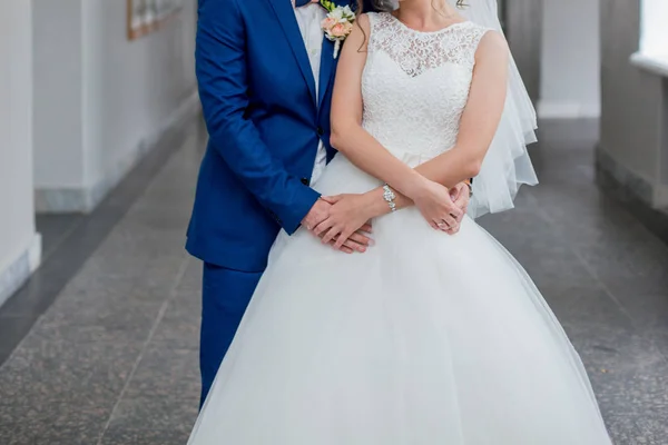 A noiva e o noivo estão juntos com o buquê — Fotografia de Stock