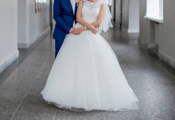 The bride and groom stand together with the bouquet — Stock Photo, Image