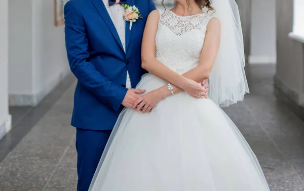 La novia y el novio están de pie junto con el ramo — Foto de Stock