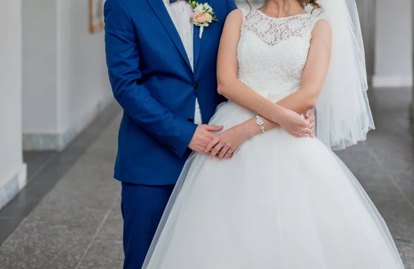 Les mariés se tiennent ensemble avec le bouquet — Photo