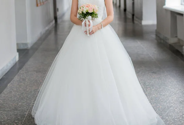 Die Braut hält einen Hochzeitsstrauß — Stockfoto