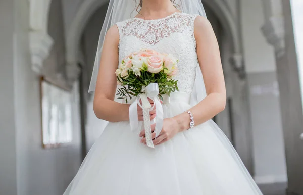 Die Braut hält einen Hochzeitsstrauß — Stockfoto