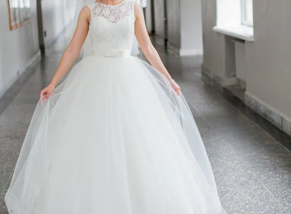 Menyasszony, fehér ruhában — Stock Fotó