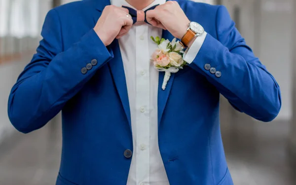 O noivo de terno azul — Fotografia de Stock