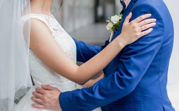 De bruid en bruidegom staan samen — Stockfoto